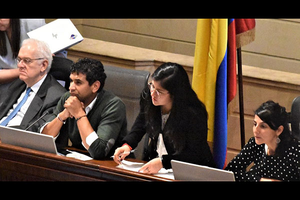 Ministros de Hacienda José Antonio Ocampo y de minas Irene Vélez Torres, atentos al debate                                                                                                                                                    Foto: Daniel Téllez