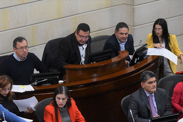 El ministro del Interior Alfonso Prada atento a las discusiones de la Reforma Política            Foto: Daniel Téllez